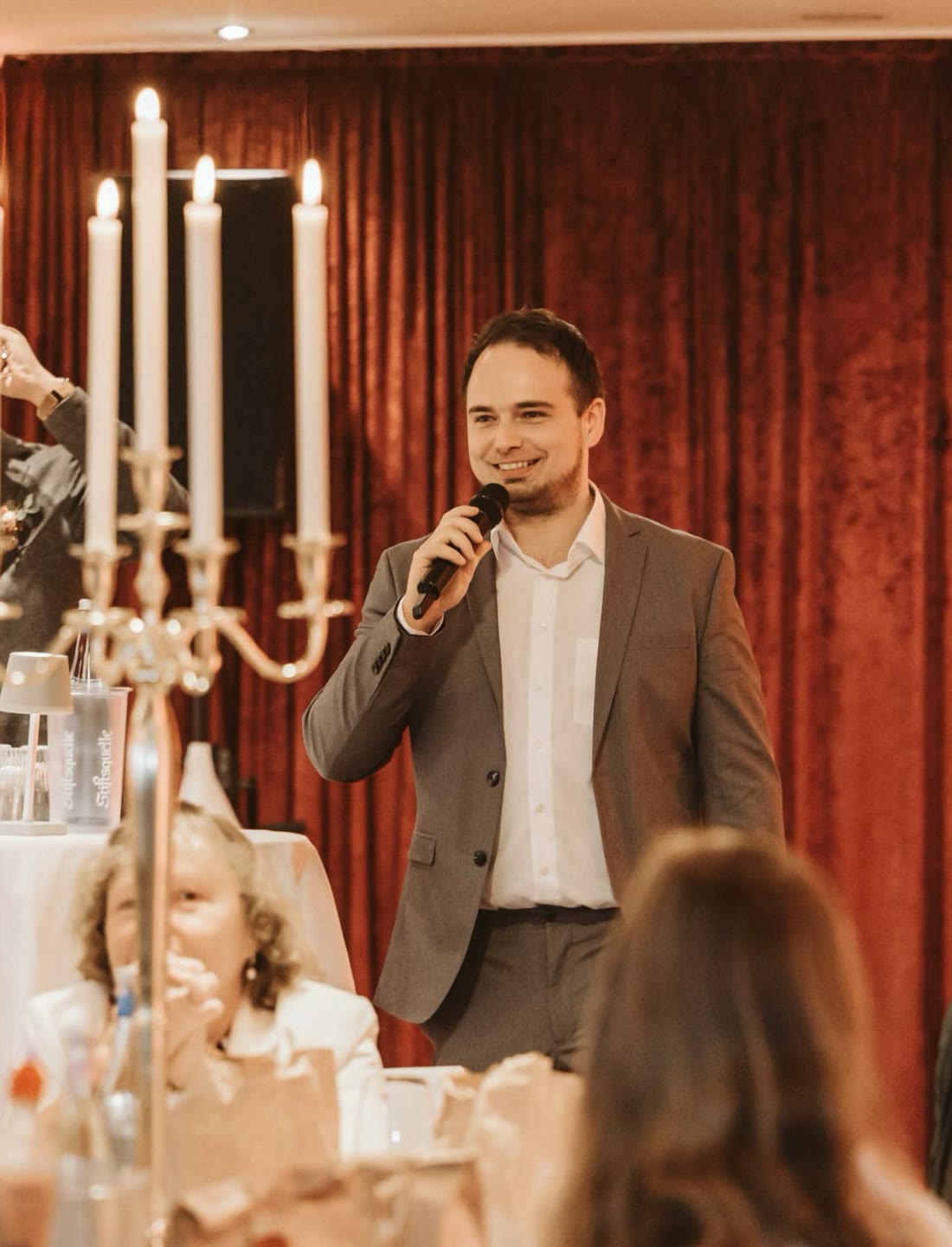 DJ Andreas Hermes mit Mikrofon bei einer Hochzeit